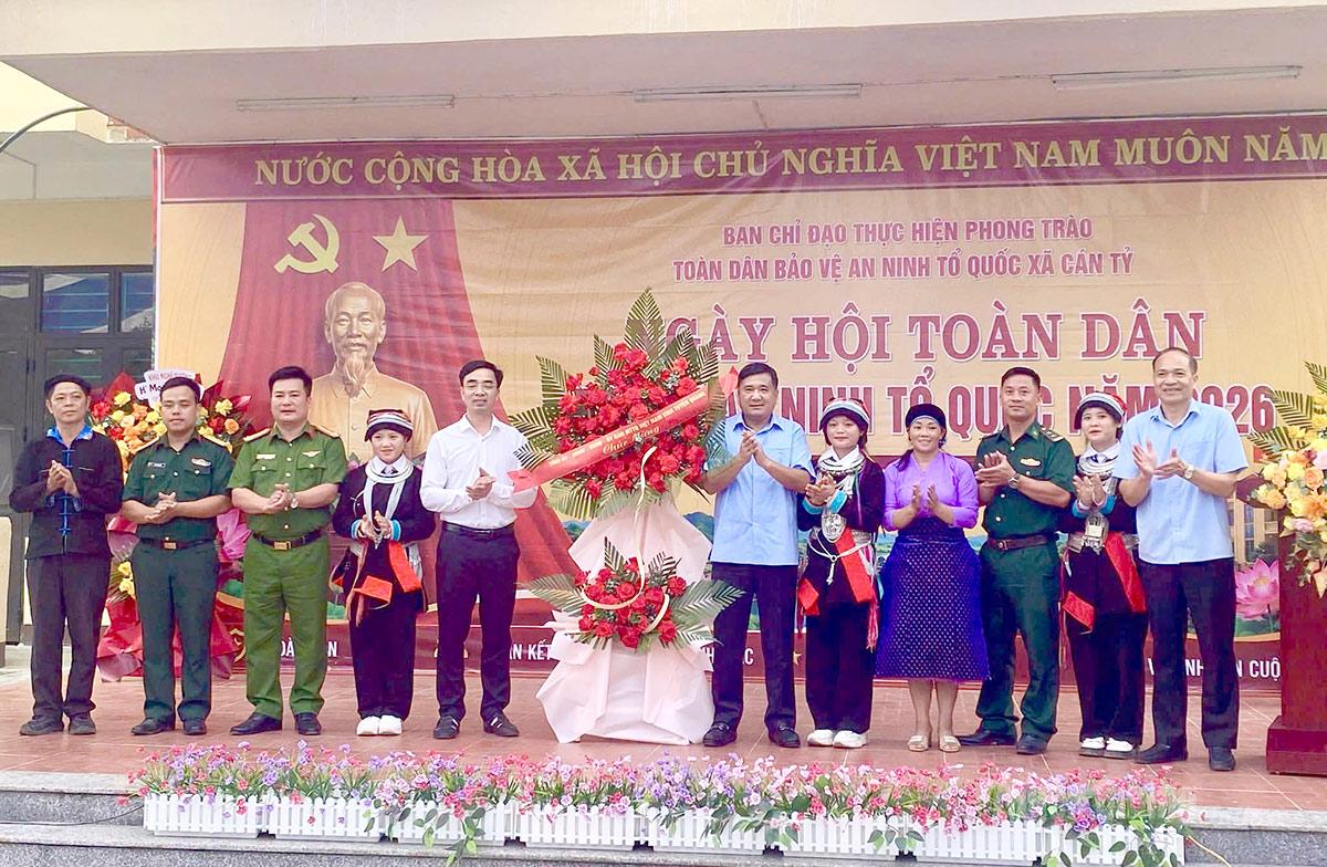 Đồng chí Hầu Minh Lợi, Ủy viên Ban Thường vụ Tỉnh ủy, Phó Chủ tịch HĐND tỉnh tặng hoa chúc mừng xã Cán Tỷ.