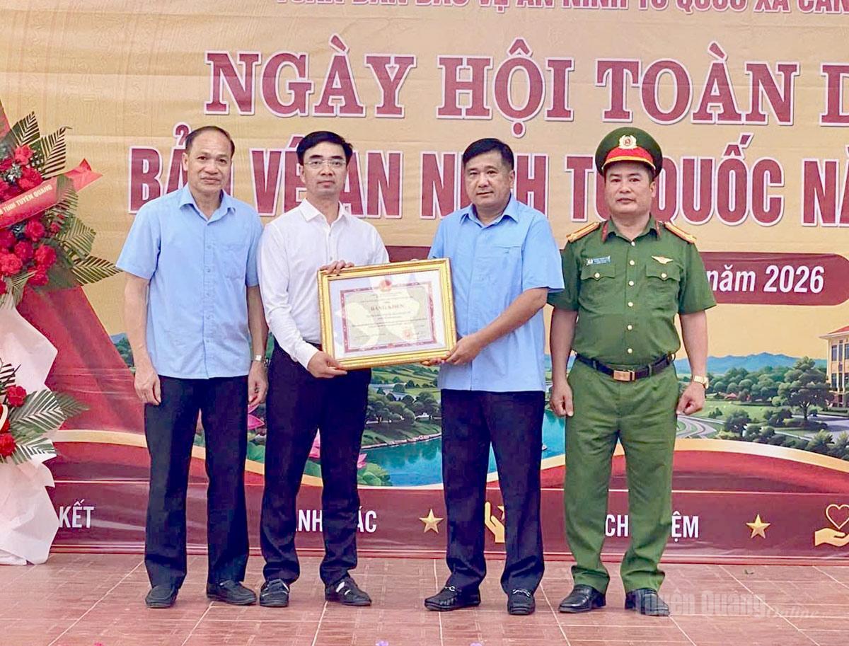Đồng chí Hầu Minh Lợi, Ủy viên Ban Thường vụ Tỉnh ủy, Phó Chủ tịch HĐND tỉnh trao Bằng khen cho xã Cán Tỷ.