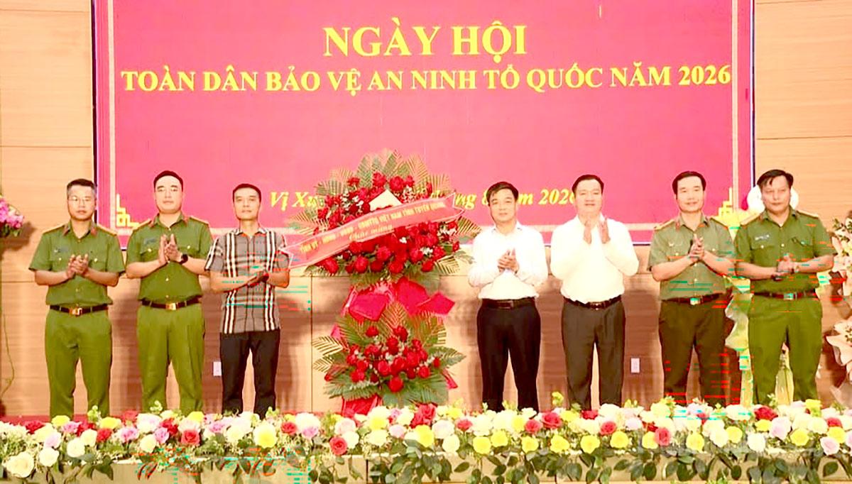 Đồng chí Nguyễn Hưng Vượng, Ủy viên Ban Thường vụ Tỉnh ủy, Chủ nhiệm Ủy ban Kiểm tra Tỉnh ủy tặng hoa chúc mừng xã Vị Xuyên.