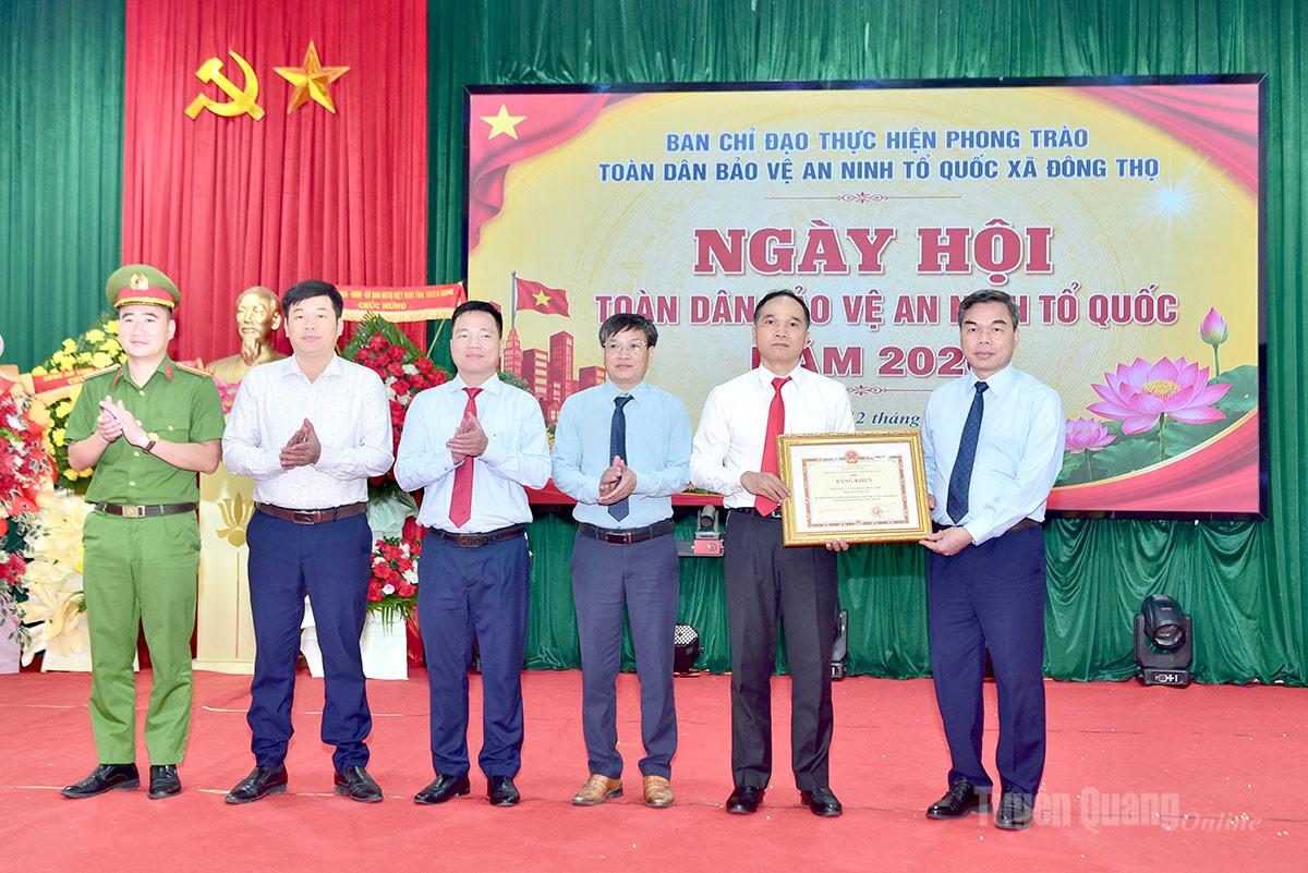 Phó Bí thư Tỉnh ủy, Chủ tịch Ủy ban MTTQ Việt Nam tỉnh Ma Thế Hồng trao Bằng khen của Chủ tịch UBND tỉnh cho cán bộ và Nhân dân xã Đông Thọ.