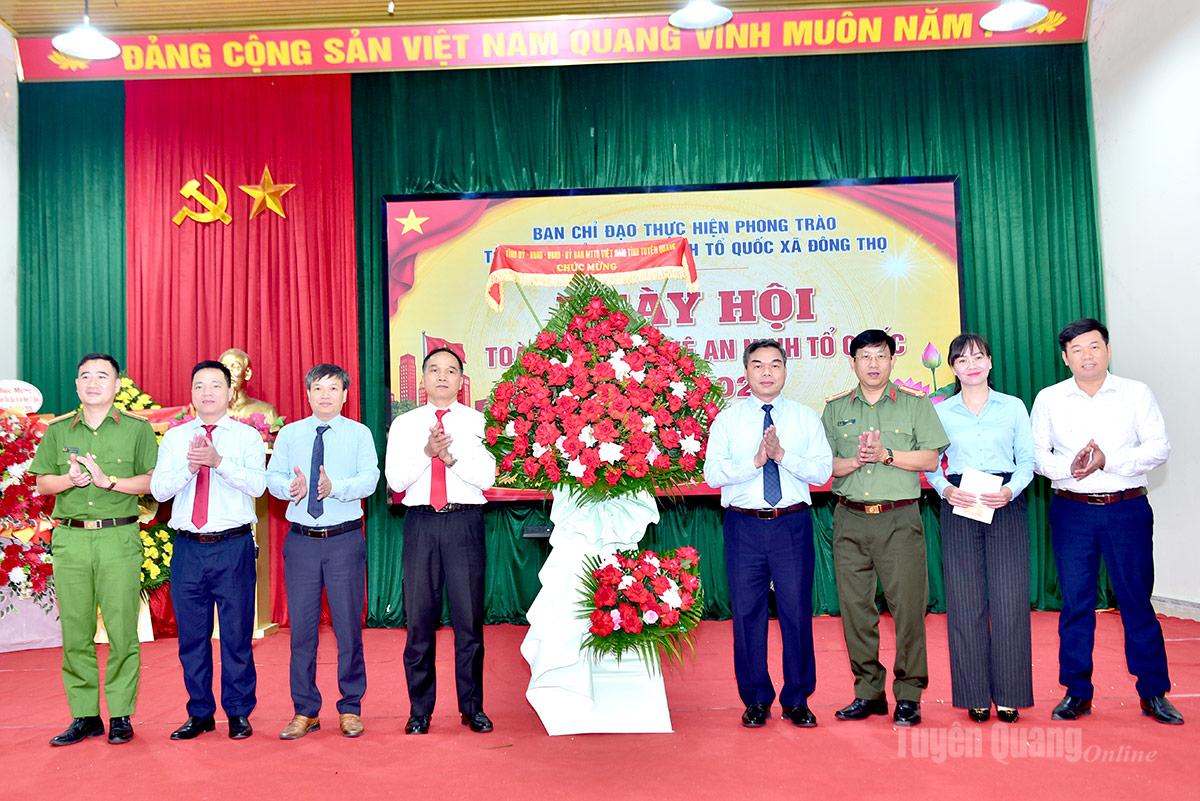 Phó Bí thư Tỉnh ủy, Chủ tịch Ủy ban MTTQ Việt Nam tỉnh Ma Thế Hồng tặng hoa chúc mừng Ngày hội Toàn dân bảo vệ an ninh Tổ quốc xã Đông Thọ.