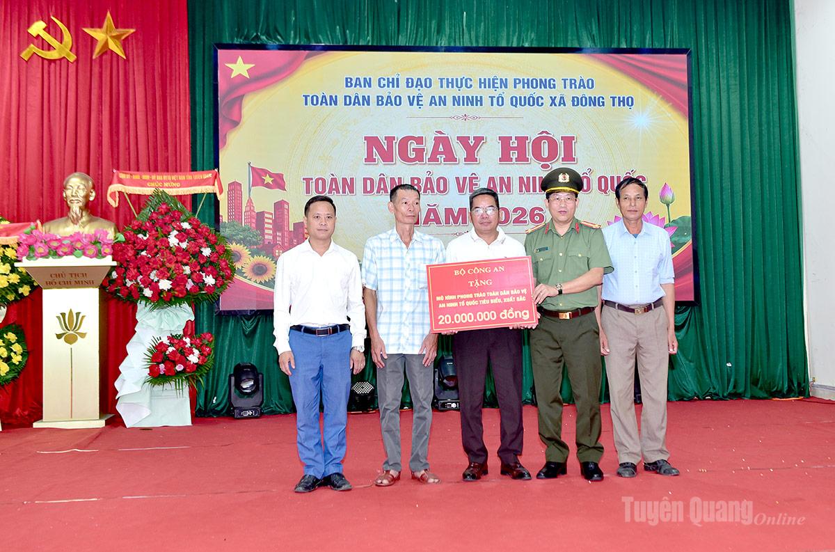 Thừa uỷ quyền của Bộ Công an, lãnh đạo Công an tỉnh trao thưởng cho Mô hình tự quản Họ giáo liên kết chung tay, góp sức xây dụng xã Đông Thọ là điểm sáng về an ninh trật tự.