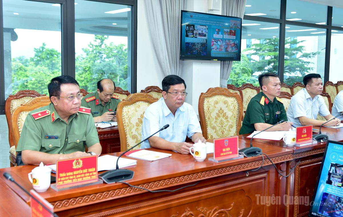 Thiếu tướng Nguyễn Đức Thuận, Giám đốc Công an tỉnh và các đại biểu dự phiên họp tại điểm cầu tỉnh Tuyên Quang.