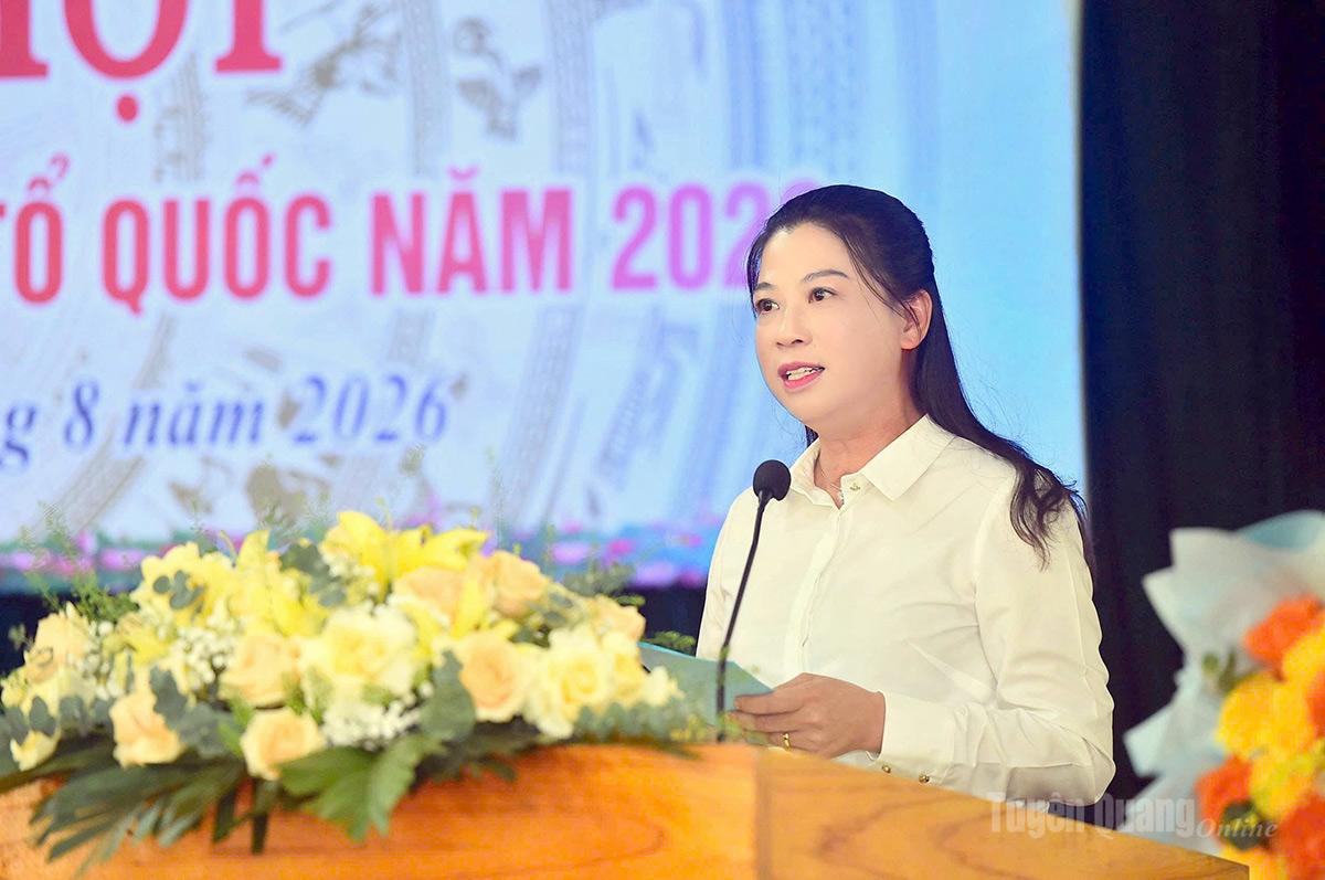 Đồng chí Phó Bí thư Thường trực Tỉnh ủy Lê Thị Kim Dung phát biểu chúc mừng Ngày hội xã Minh Quang.