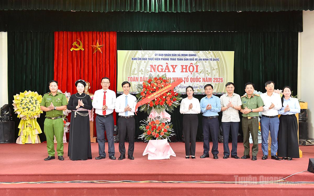 Các đồng chí lãnh đạo tỉnh tặng hoa chúc mừng Ngày hội Toàn dân bảo vệ an ninh Tổ quốc xã Quang Minh.