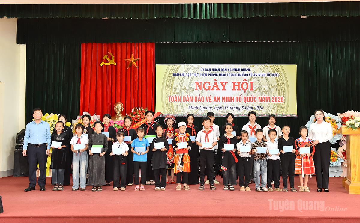 Đồng chí Lê Thị Kim Dung, Phó Bí thư Thường trực Tỉnh ủy; đồng chí Nguyễn Hưng Vượng, Chủ nhiệm Ủy ban Kiểm tra Tỉnh ủy tặng quà cho các học sinh xã Minh Quang.