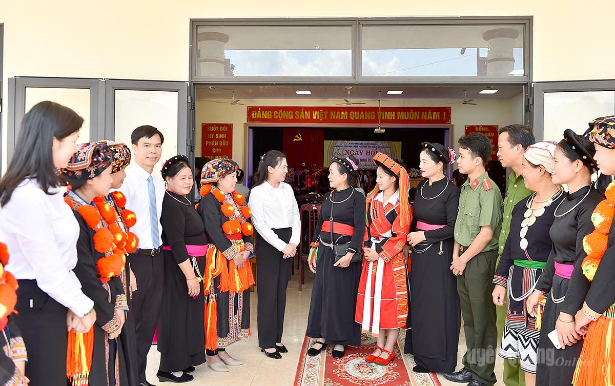 Đồng chí Phó Bí thư Thường trực Tỉnh ủy Lê Thị Kim Dung nói chuyện với bà con nhân dân xã Minh Quang.