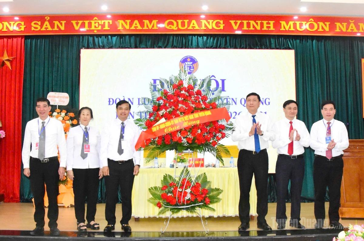 Các đồng chí lãnh đạo tỉnh tặng hoa chúc mừng Đại hội Đoàn Luật sư tỉnh Tuyên Quang.