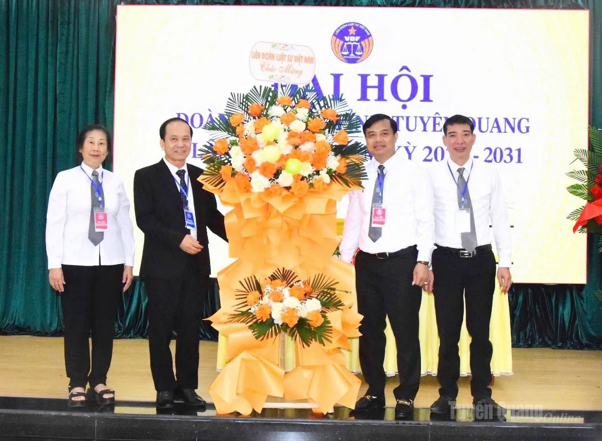 Lãnh đạo Liên đoàn Luật sư Việt Nam tặng hoa chúc mừng Đại hội.