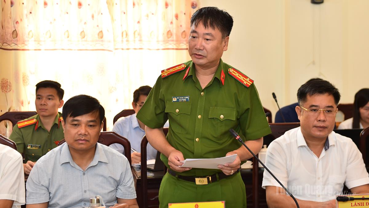 Đại diện lãnh đạo Công an tỉnh phát biểu tại hội nghị.
