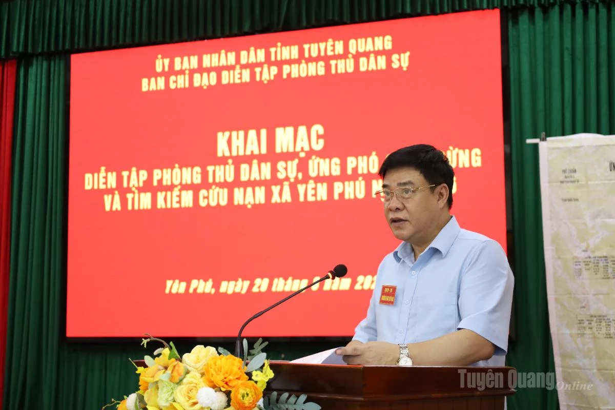 Đồng chí Hoàng Gia Long phát biểu tại cuộc diễn tập phòng thủ dân sự, ứng phó cháy rừng và tìm kiếm cứu nạn xã Yên Phú.