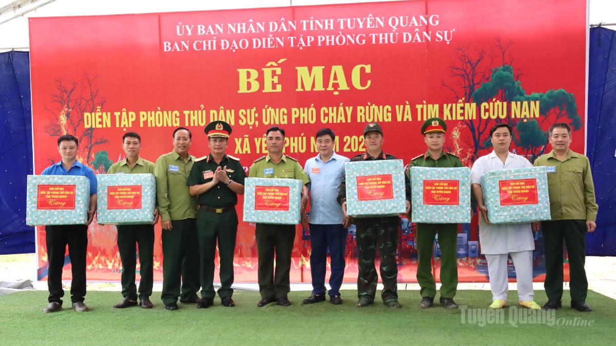 Đại biểu tặng quà cho các lực lượng tham gia diễn tập phòng thủ dân sự, ứng phó cháy rừng và tìm kiếm cứu nạn.