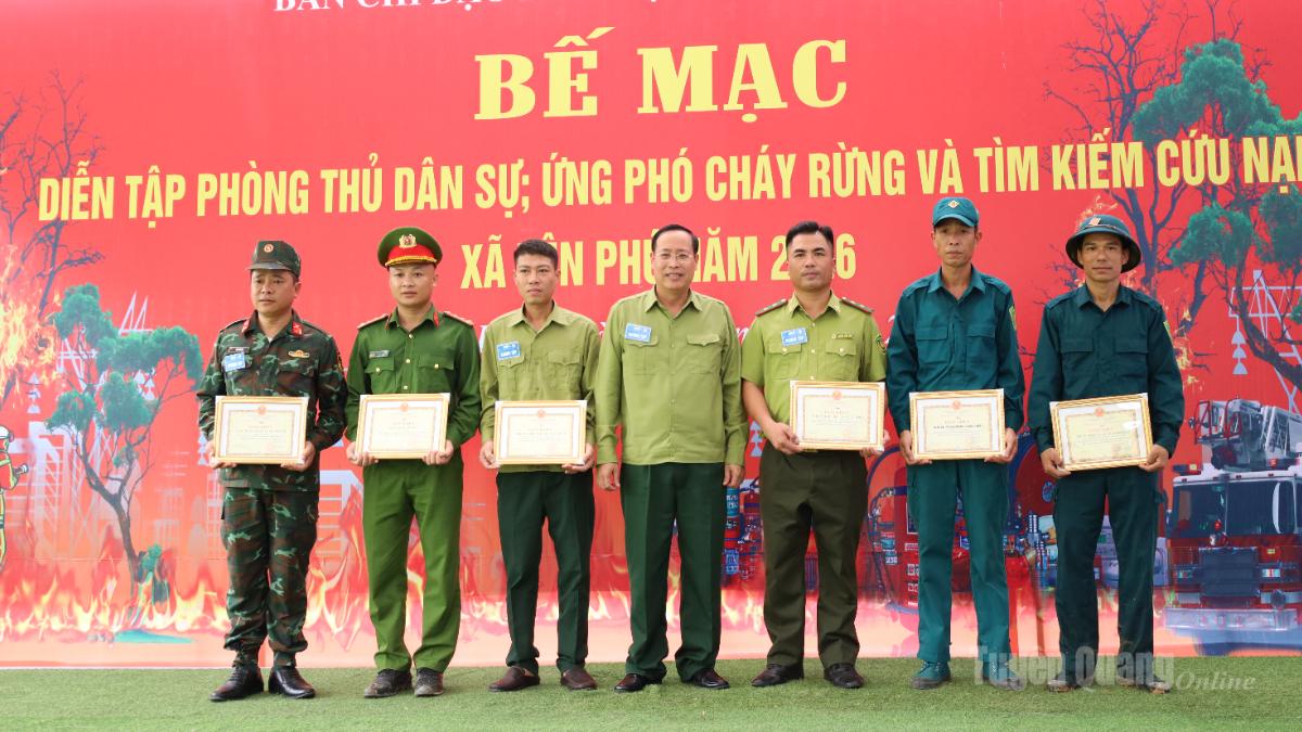 Lãnh đạo UBND xã Yên Phú trao Giấy khen cho các tập thể có thành tích xuất sắc trong công tác tổ chức và tham gia diễn tập.