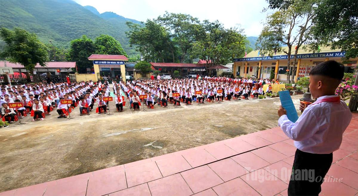 Đại diện học sinh trường PTDT bán trú THCS Minh Tân, xã biên giới Minh Tân phát biểu cảm tưởng tại Lễ khai giảng năm học mới. Ảnh: Duy Tuấn