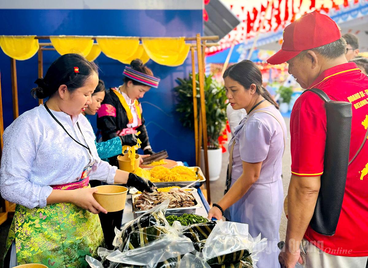 The area showcasing Tuyen Quang’s culinary delights featured specialties such as corn noodles (pho ngo), thang co (a traditional dish), banh day (glutinous rice cake), and five-colored sticky rice.