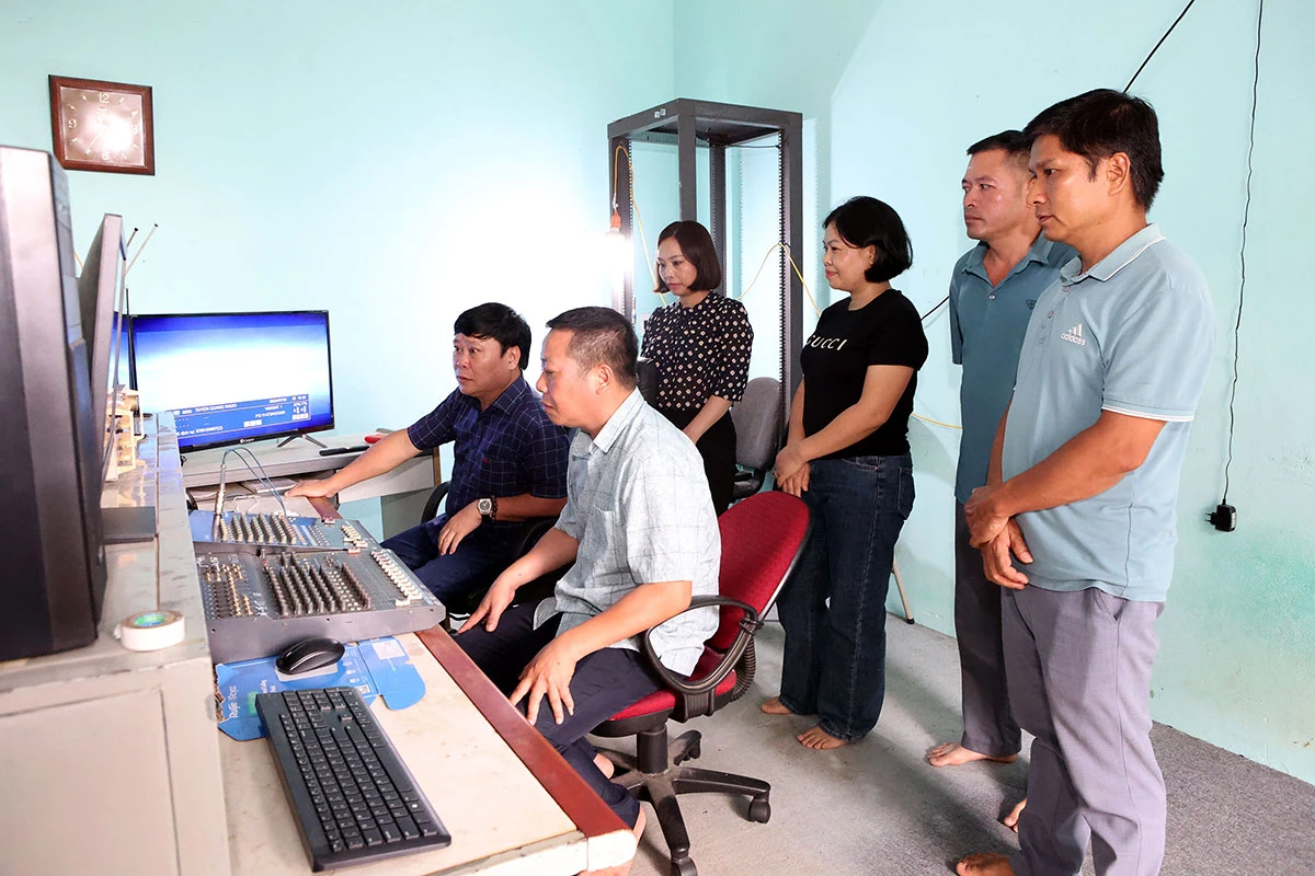 Công việc của cán bộ, kỹ thuật viên tại trạm không chỉ đòi hỏi kiến thức chuyên môn vững vàng mà còn cần một tinh thần thép và lòng yêu nghề.