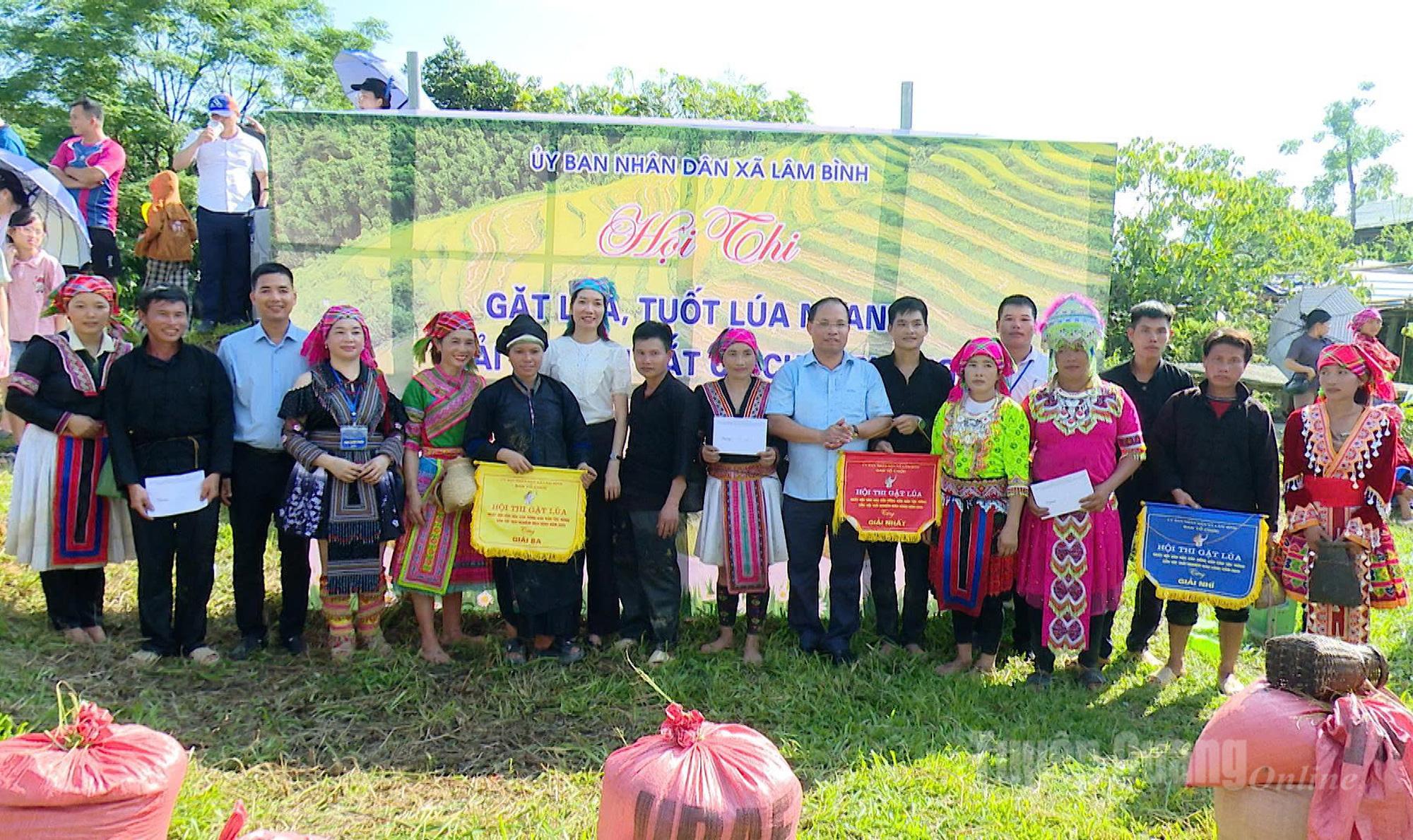 The organizing committee awarded prizes to outstanding teams in the fast rice harvesting and threshing contests.