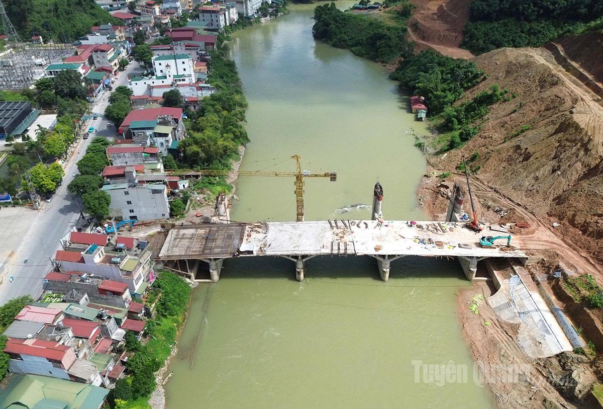 The water-raising dam and landscape improvement project in Ha Giang Ward 1 and Ha Giang Ward 2 is being accelerated.
