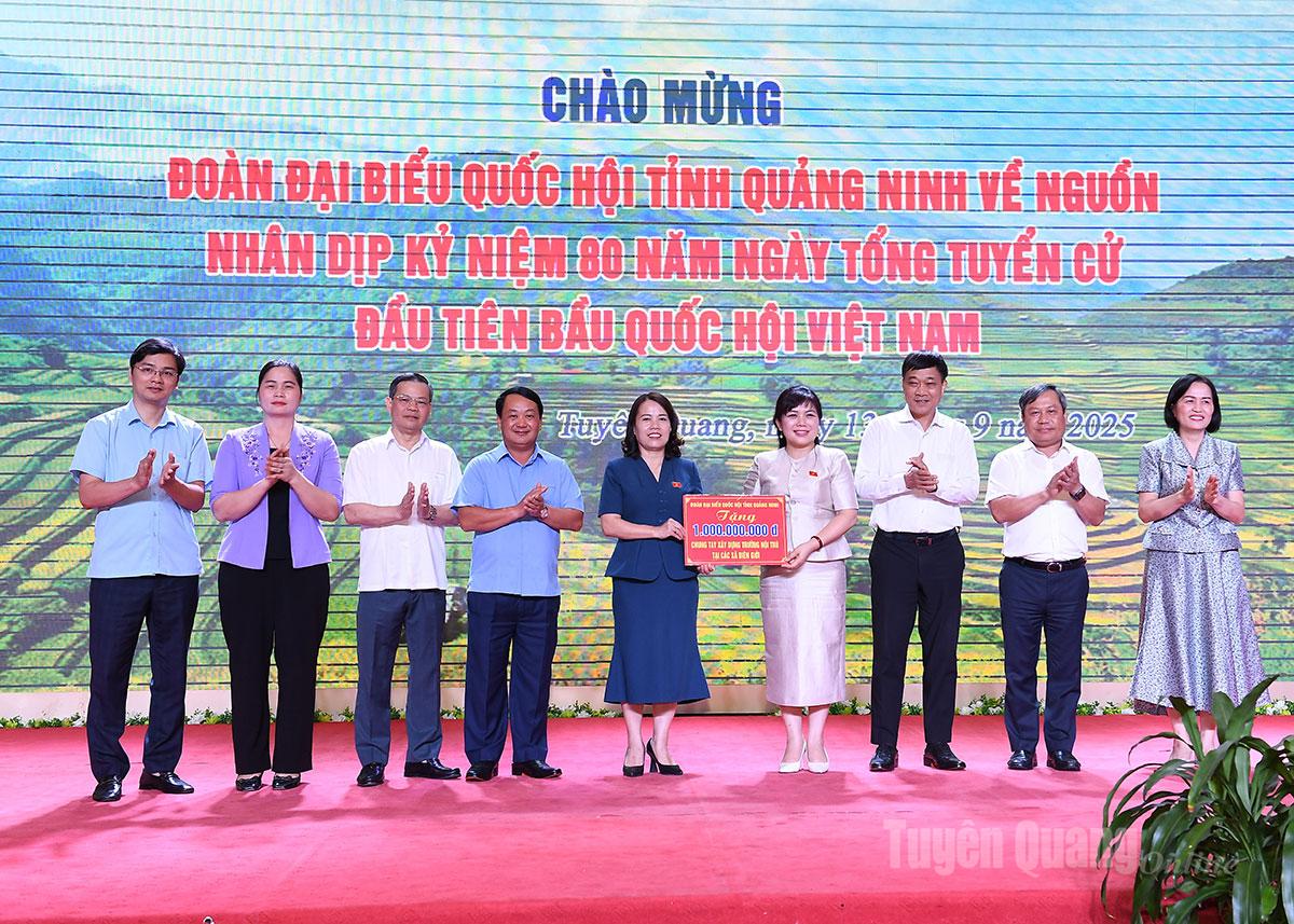 Phó Chủ tịch Quốc hội Vũ Hồng Thanh và các đồng chí lãnh đạo tỉnh Quảng Ninh, tỉnh Tuyên Quang chứng kiến trao kinh phí 1 tỷ đồng của Đoàn đại biểu Quốc hội tỉnh Quảng Ninh hỗ trợ tỉnh Tuyên Quang xây dựng trường nội trú vùng biên giới.