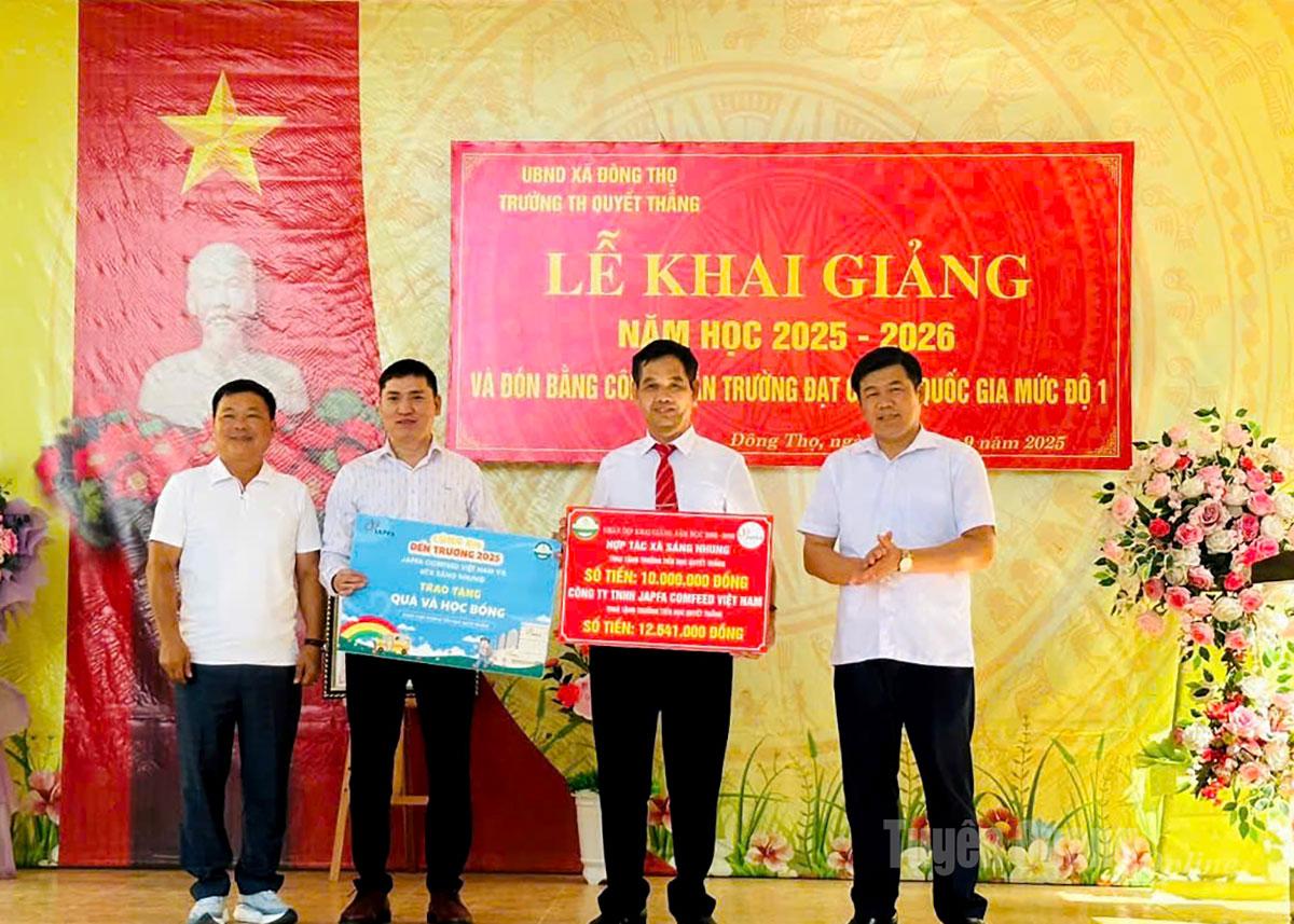 Đại diện HTX sản xuất chế biến thực phẩm an toàn Sáng Nhung và đơn vị liên kết trao hỗ trợ cho trường THCS Quyết Thắng, xã Đông Thọ.