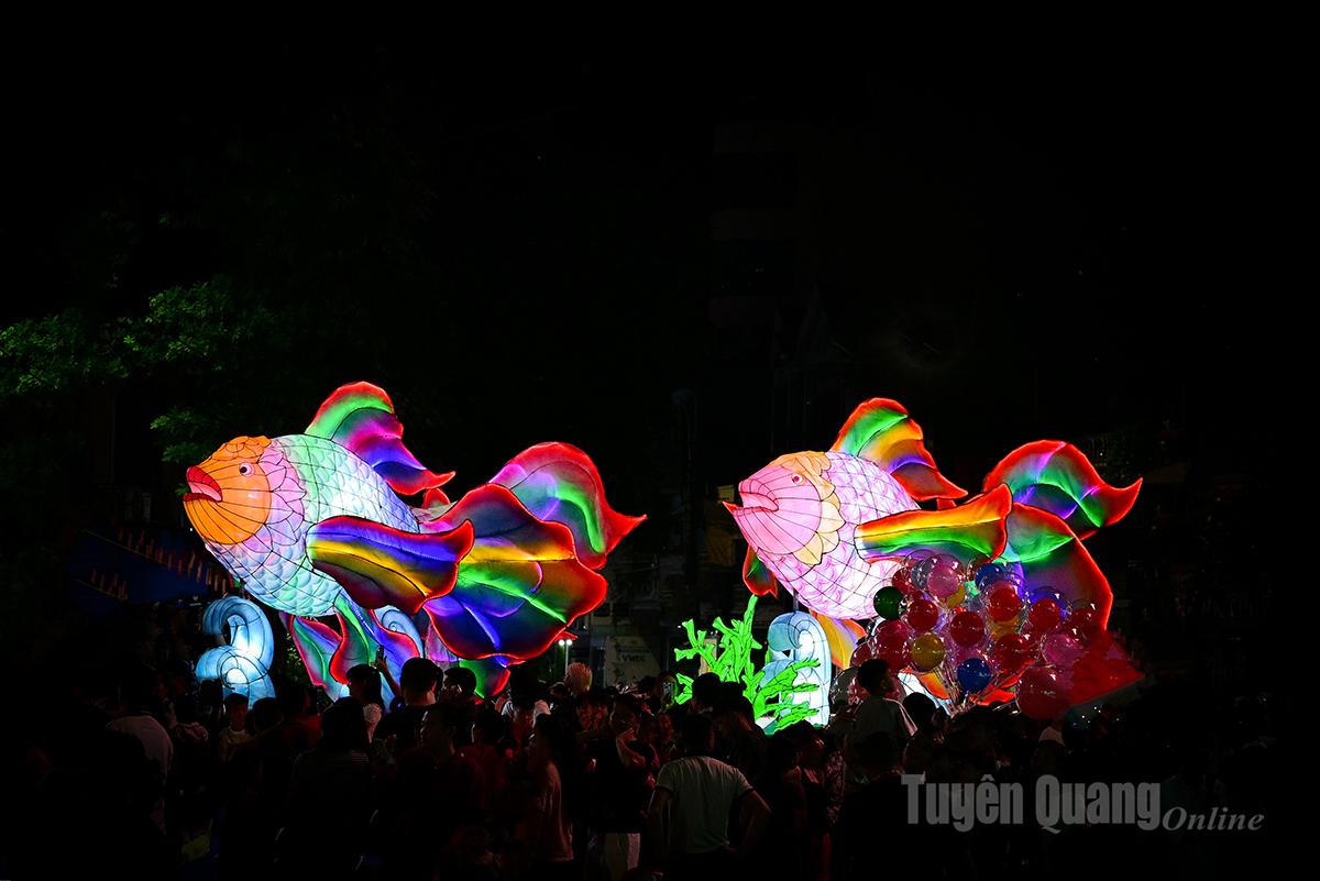 The models, gracefully shaped and combined with magical lighting effects, created striking highlights.
