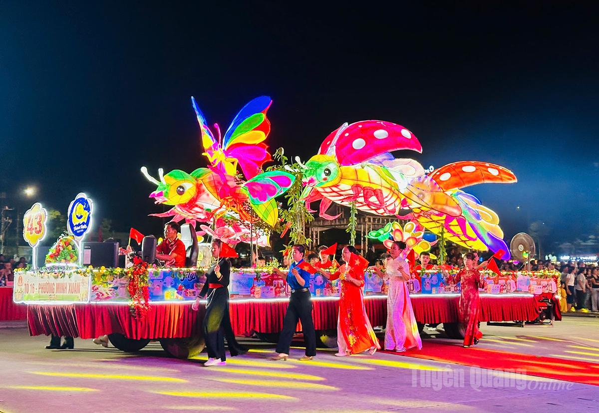 Các em thiếu thi thích thú với mô hình ong bướm mùa Thu.