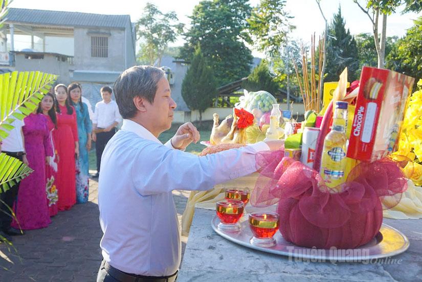 Bộ trưởng Bộ Giáo dục và Đào tạo Nguyễn Kim Sơn dâng hương tại di tích Bộ Quốc gia Giáo dục