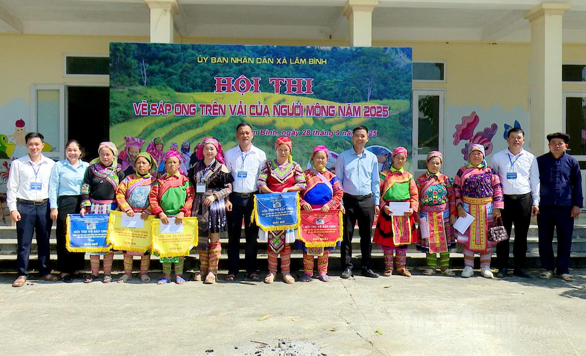 The organizing committee awarded prizes for the beeswax painting contest on fabric by the H’mong people.