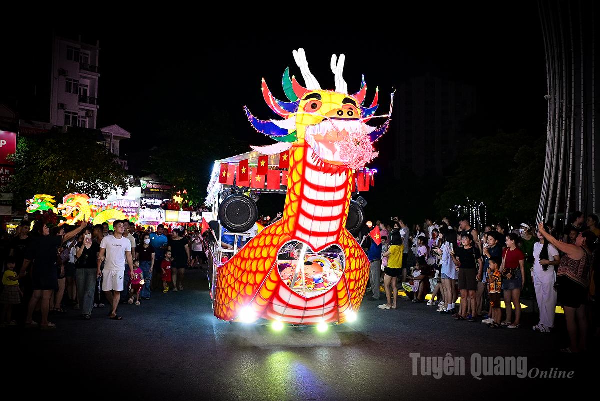 A large number of residents and visitors joined the parades with the models.