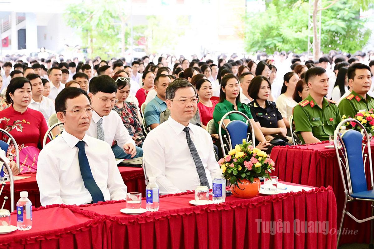 Chủ tịch HĐND tỉnh Nguyễn Văn Sơn dự Lễ khai giảng năm học mới tại Trường THPT Chuyên Hà Giang. Ảnh: Việt Hòa