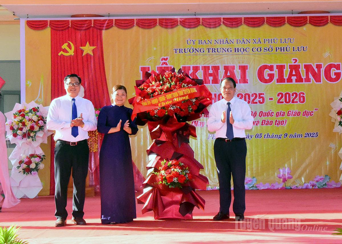 Đồng chí Vân Đình Thảo, Ủy viên BTV Tỉnh ủy, Giám đốc Sở Tài Chính tặng quà cho thầy và trò trường THCS Phù Lưu trong ngày khai giảng năm học mới. Ảnh: Mai Dung