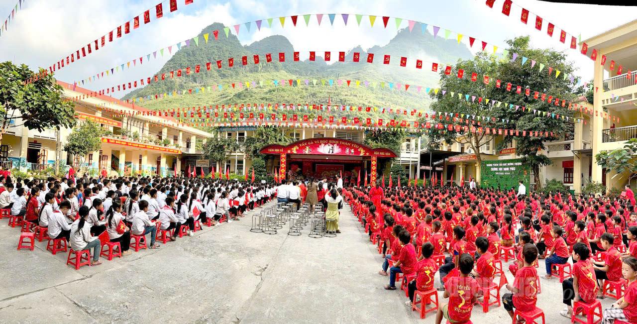 Lễ khai giảng năm học mới tại trường Phổ thông Dân tộc bán trú Tiểu học Đường Thượng, xã Đường Thượng. Ảnh: Phạm Hoan