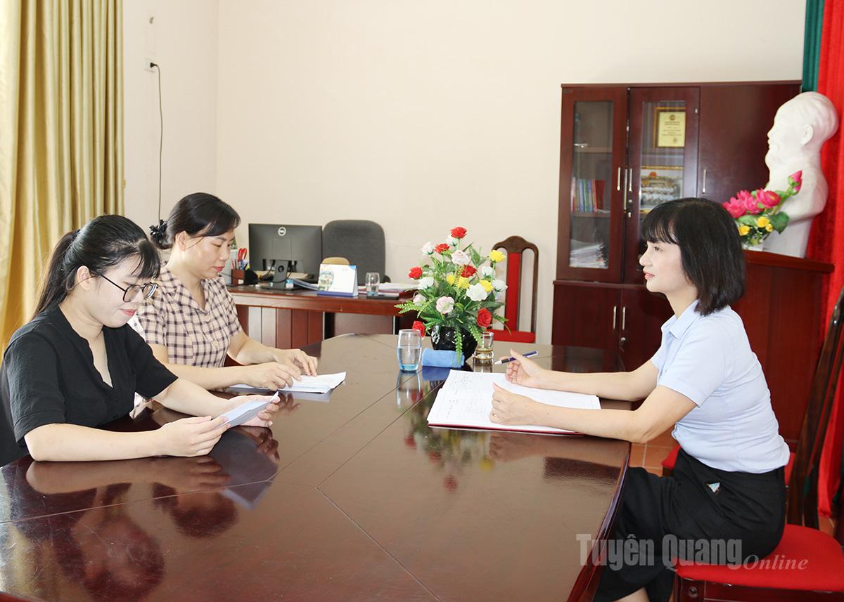 Cán bộ Phòng Tiếp công dân Thanh tra tỉnh tận tâm giải thích cho người dân về nội dung liên quan đến kiến nghị, phản ánh.