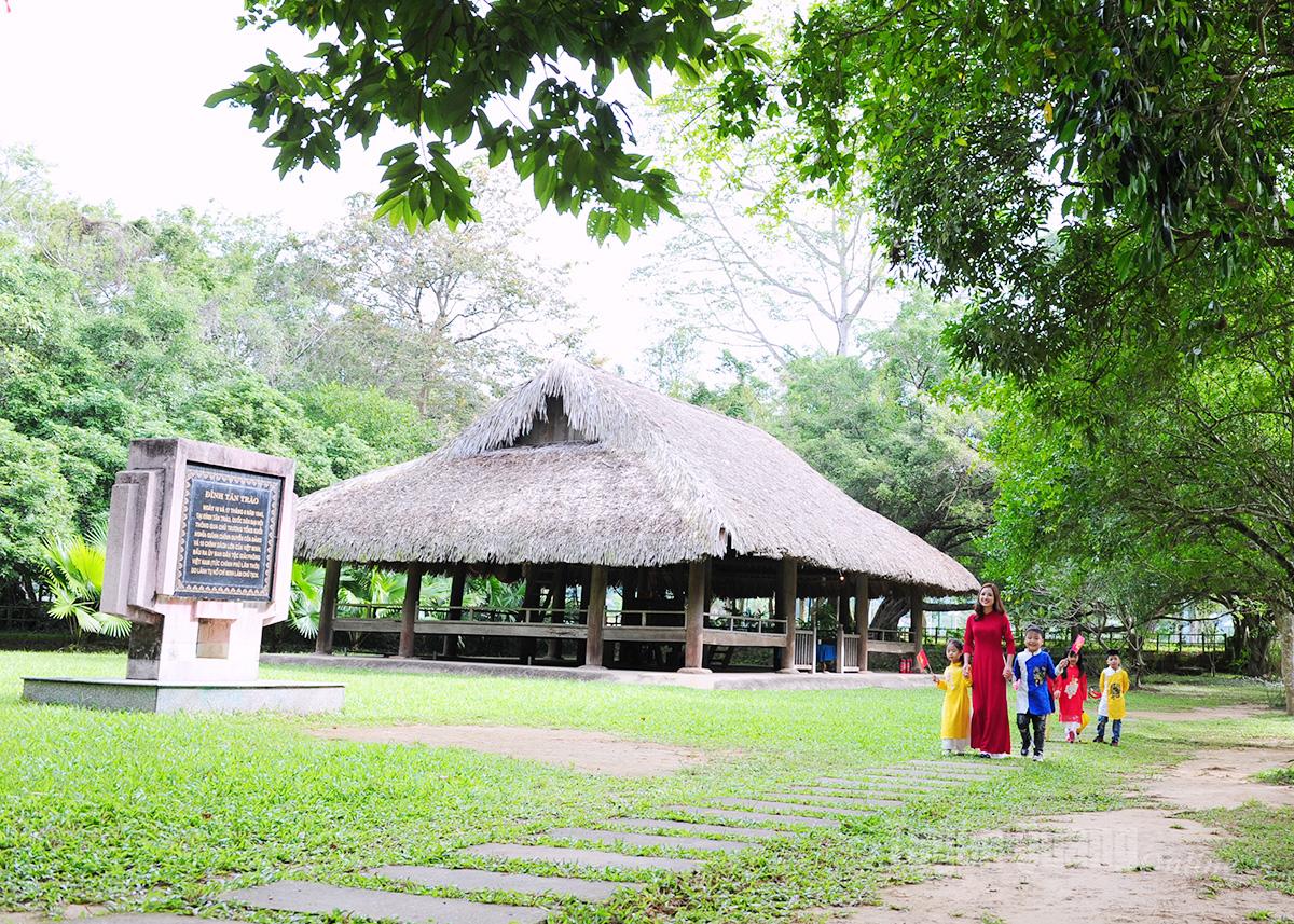 Di tích Đình Tân Trào
có ý nghĩa lịch sử quan trọng
thu hút du khách đến tham quan.