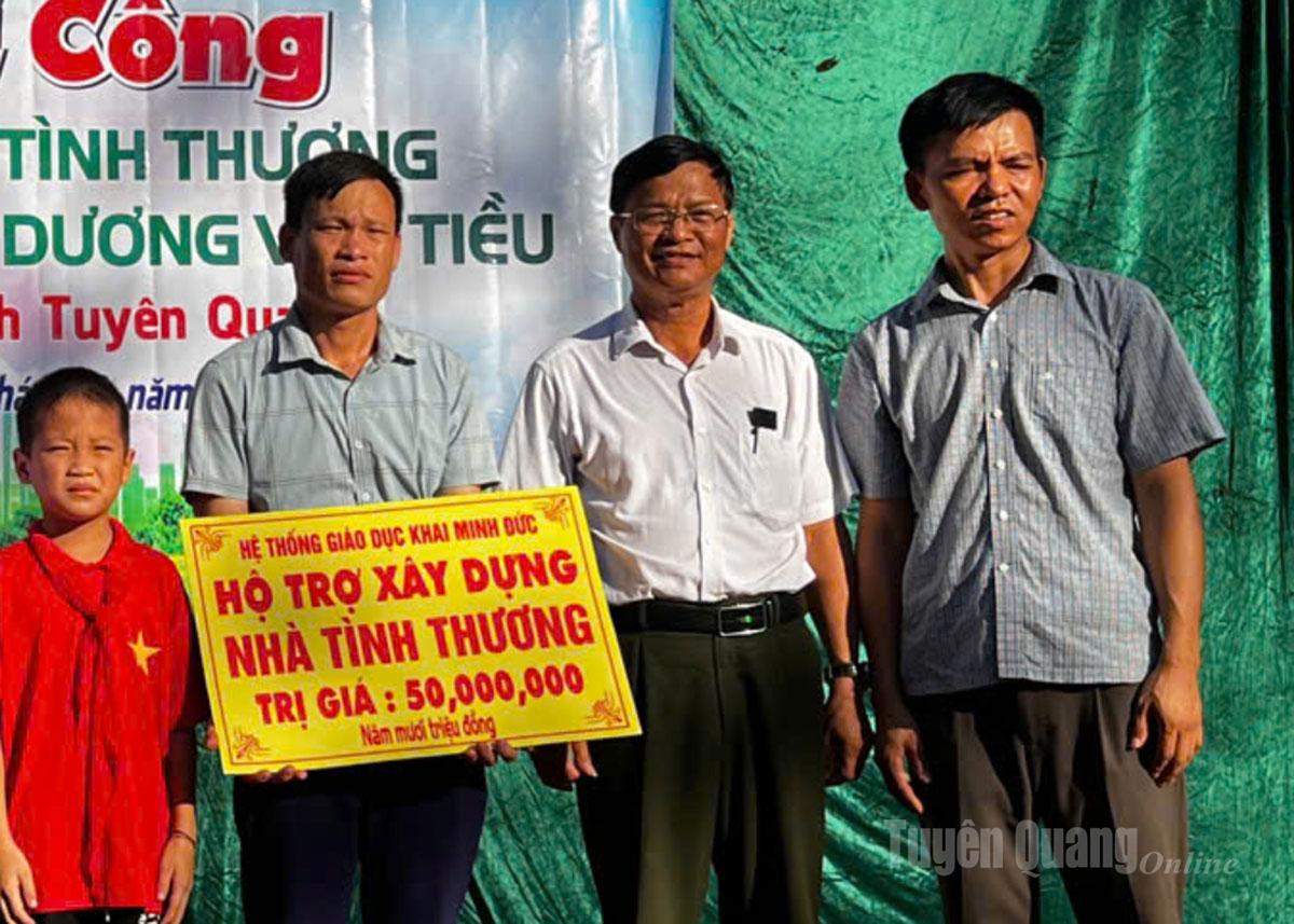 Đại diện nhà tài trợ trao hỗ trợ 50 triệu đồng cho gia đình anh Dương Văn Tiều