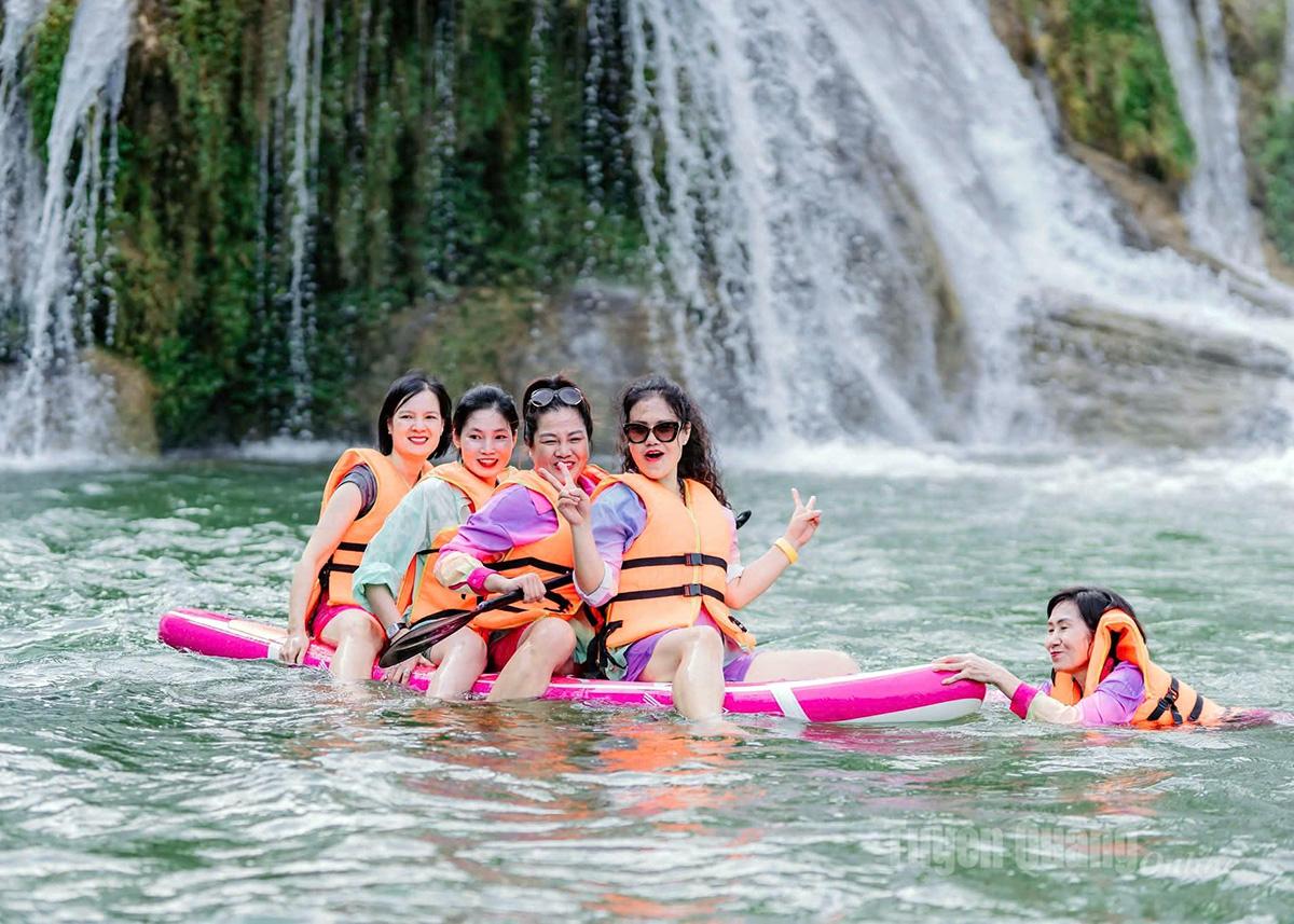Du khách trải nghiệm tại thác Bản Ba. 