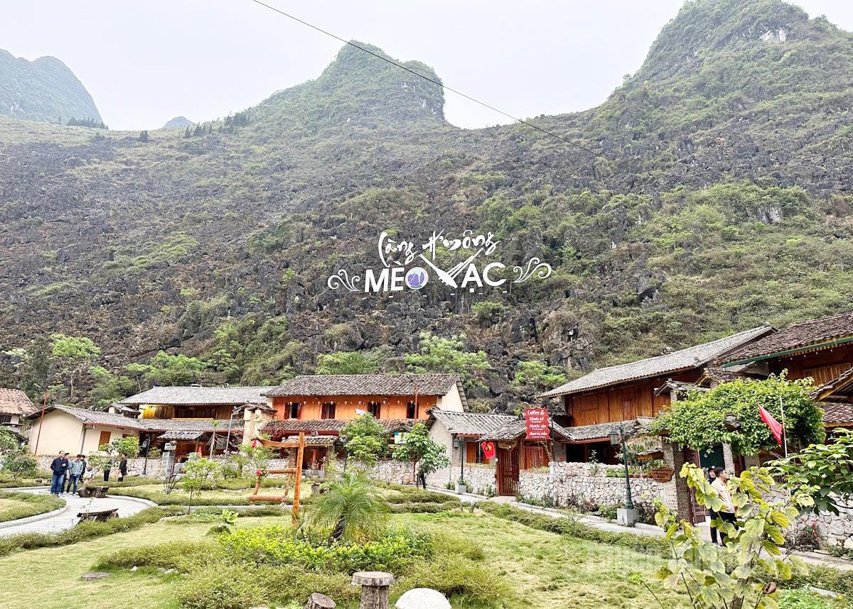 Làng H’Mông Pả Vi được bao bọc bởi núi rừng hùng vĩ.