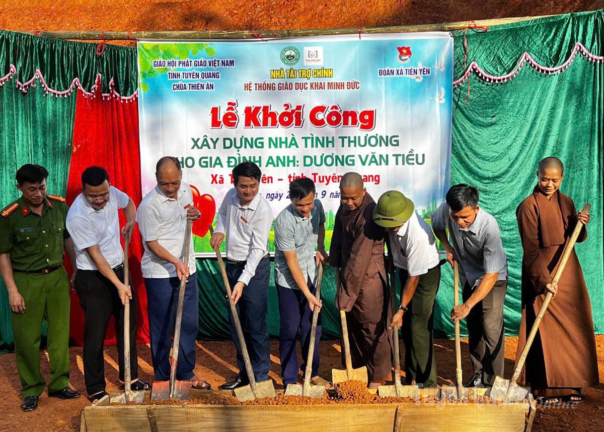 Lãnh đạo xã Tiên Yên cùng đơn vị tài trợ và gia đình anh Dương Văn Tiều thực hiện nghi thức khởi công