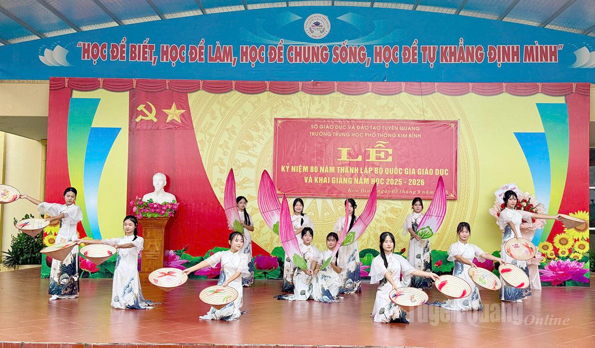 Văn nghệ chào mừng năm học mới tại Trường THPT Kim Bình. Ảnh Trang Hoàng