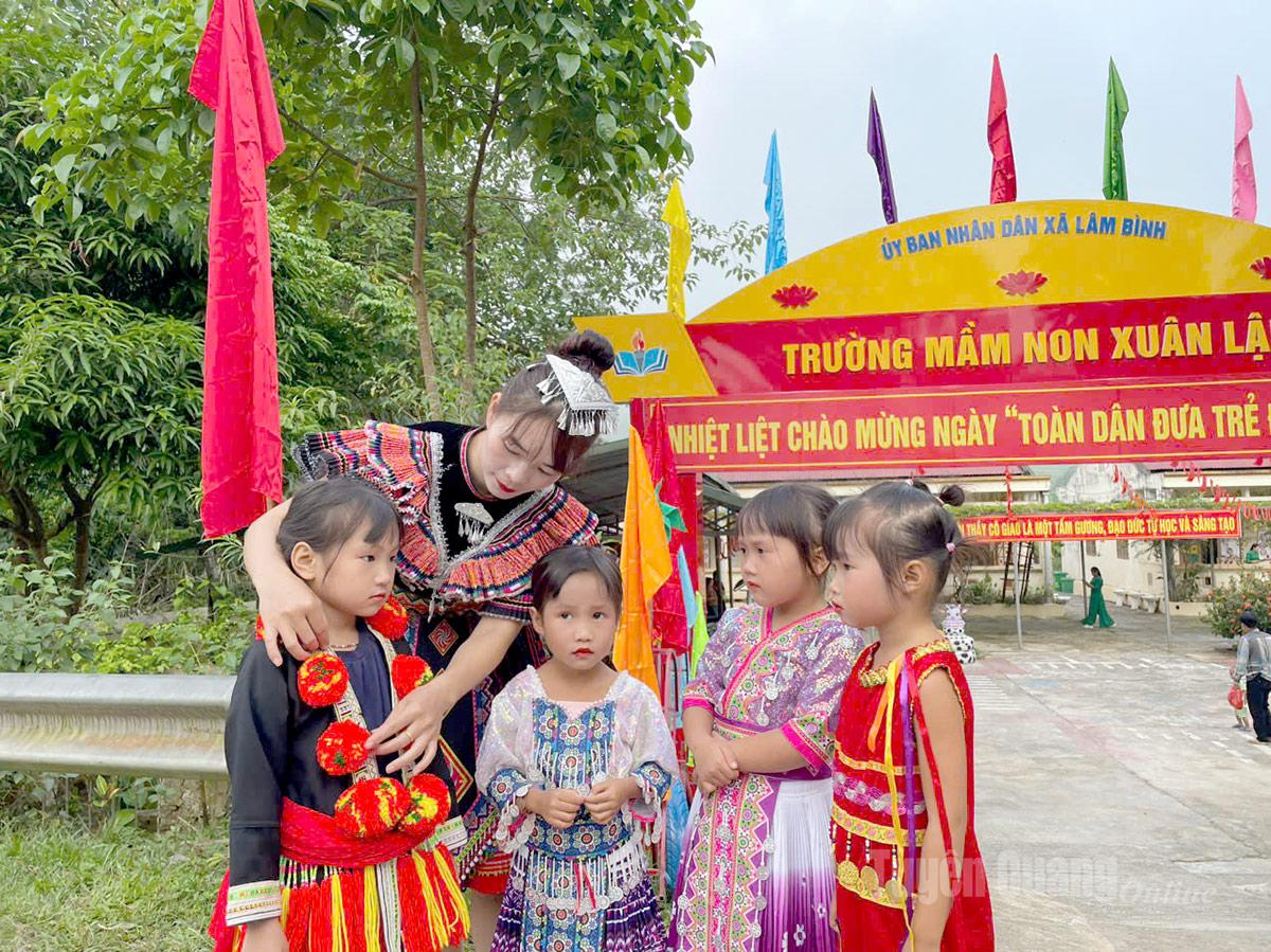 Cô giáo trường Mầm non Xuân Lập, xã Lâm Bình đón học sinh trong ngày khai giảng. Ảnh Minh Hoa