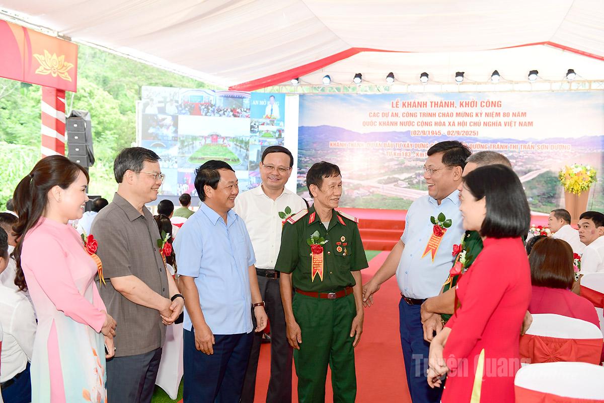 Đại biểu trò chuyện cùng người dân nơi có công trình cầu và đường tránh trung tâm xã Sơn Dương.