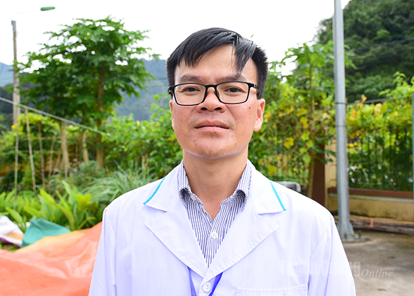 Y sĩ Nguyễn Văn Lượng, phụ trách Trạm Y tế Sơn Vĩ, xã Sơn Vĩ.
