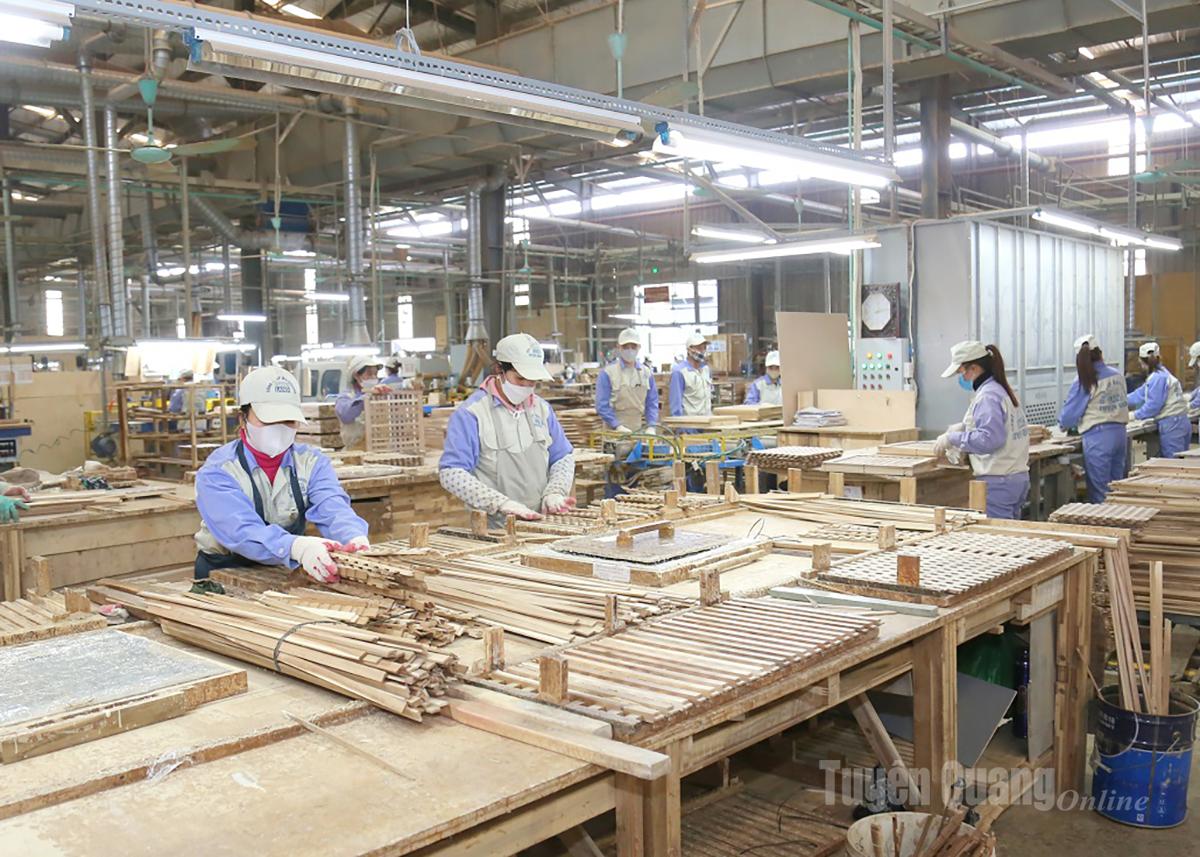 Sản xuất 
gỗ nội thất 
tại Công ty 
cổ phần Woodsland Tuyên Quang.