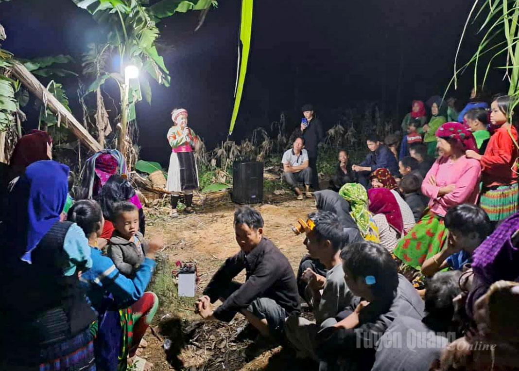 Một buổi tối tuyên truyền nghị quyết của Đảng cho người Mông thôn Khó Già của cán bộ xã Đồng Văn.