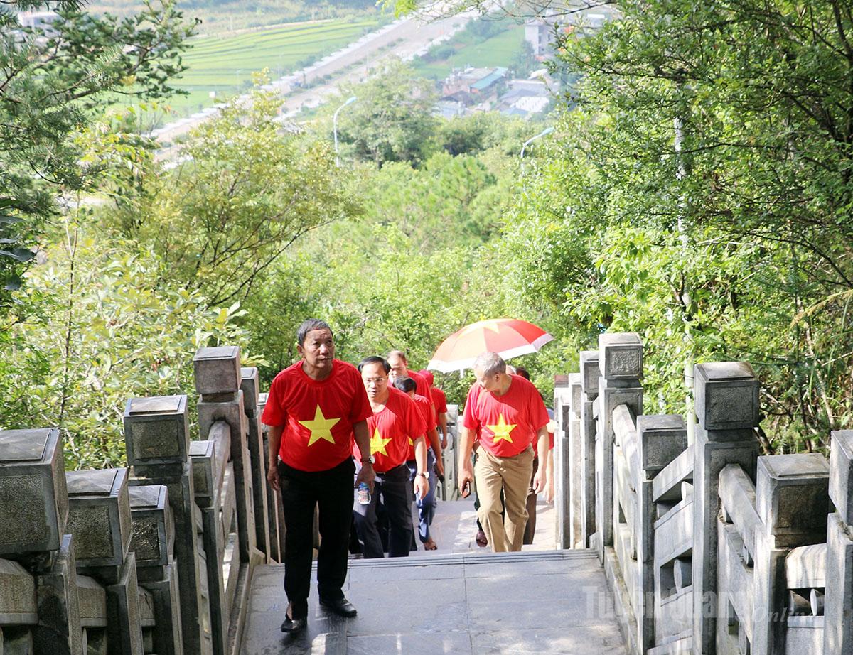 Streams of visitors continued to ascend the hill to visit the Lung Cu National Flagpole, carrying with them deep pride in their nation.