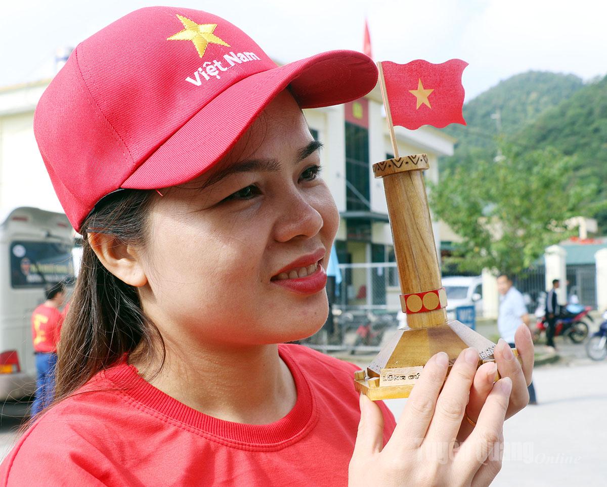Souvenirs featuring the Lung Cu Flagpole were especially popular among tourists.