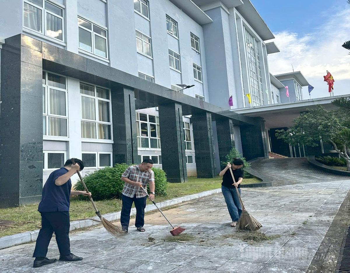 Sở Tài chính vệ sinh khuôn viên cơ quan kỷ niệm 80 năm Quốc khánh 2-9.