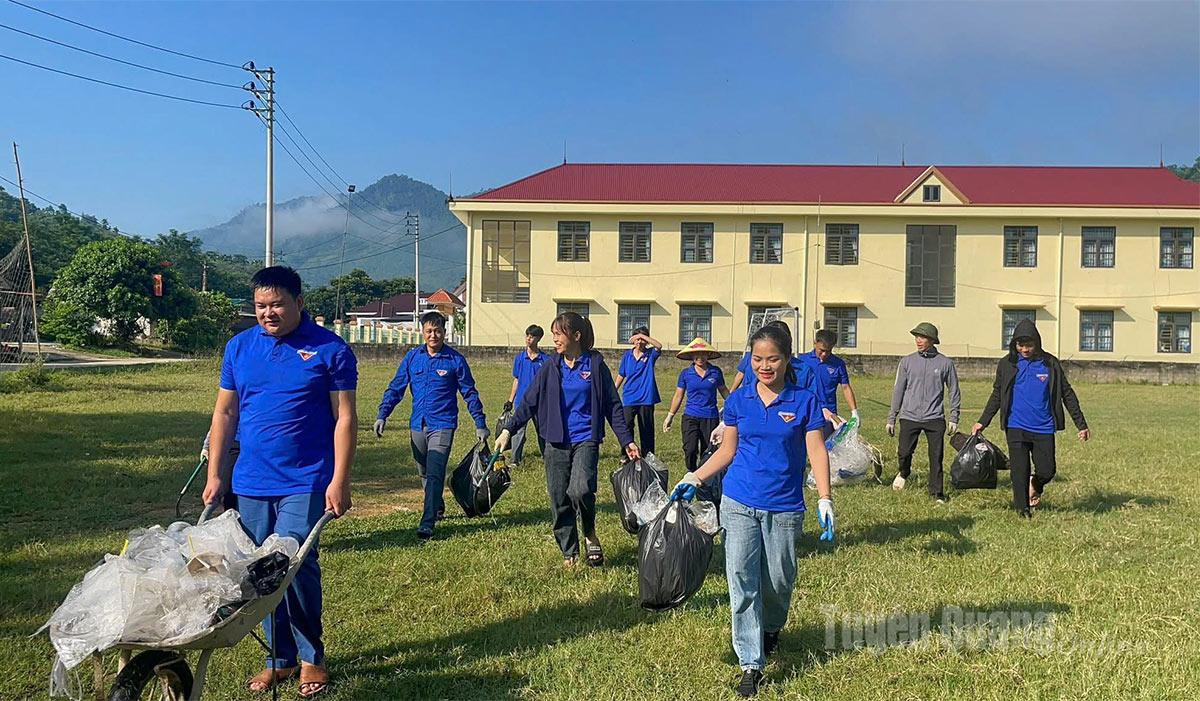 Đoàn viên, thanh niên xã Tri Phú Thu gom xử, lý rác thải tại khu chợ và sân vận động thôn Bản Ba.