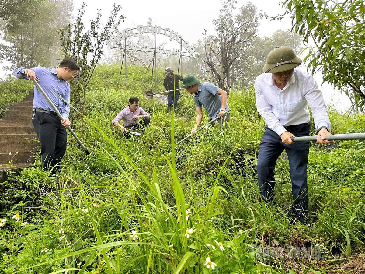 Officials, Party members, and residents of Lung Cu commune launched an environmental sanitation campaign.