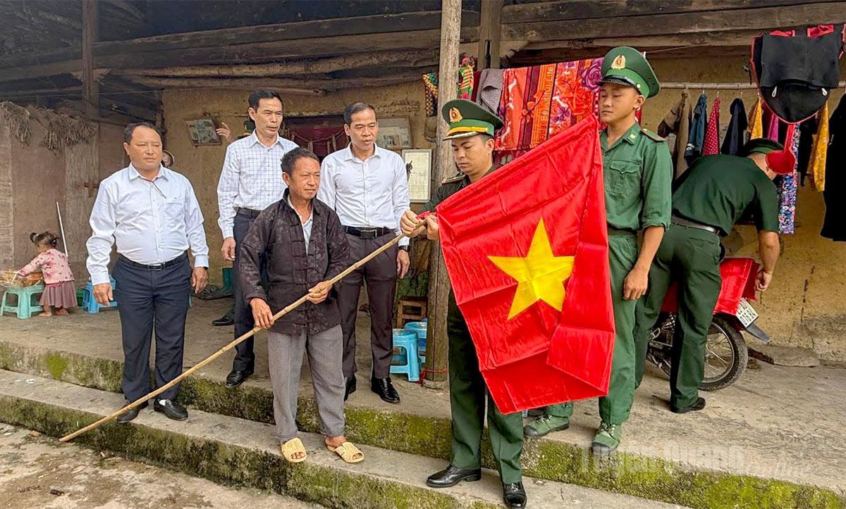 Nhân dân xã Lũng Cú được tặng và hướng dẫn treo cờ Tổ quốc nhân dịp kỷ niệm Quốc khánh 2-9.